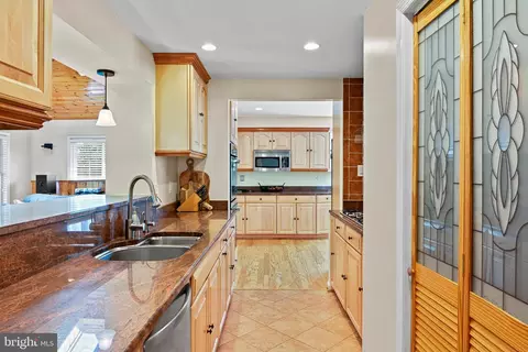 8704 Parliament Dr, Springfield, VA 22151 photo 12
