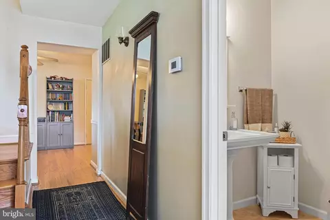 8704 Parliament Dr, Springfield, VA 22151 photo 5