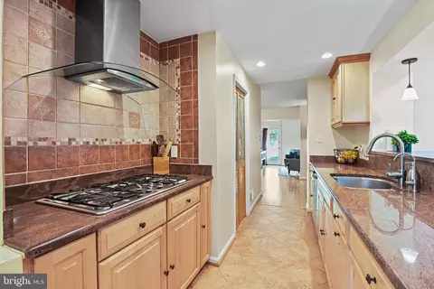 8704 Parliament Dr, Springfield, VA 22151 photo 11