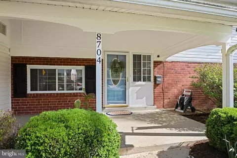 8704 Parliament Dr, Springfield, VA 22151 photo 3
