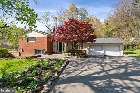 6822 Valley Brook Dr, Falls Church, VA 22042