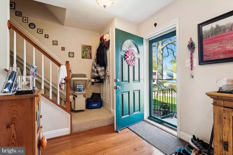 7917 Treeside Ct, Springfield, VA 22152 photo 3