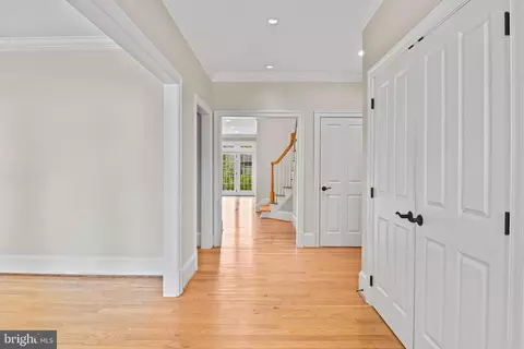 Entry Way - 6535 Fairlawn Dr, Mclean, VA 22101 photo 2 of 7