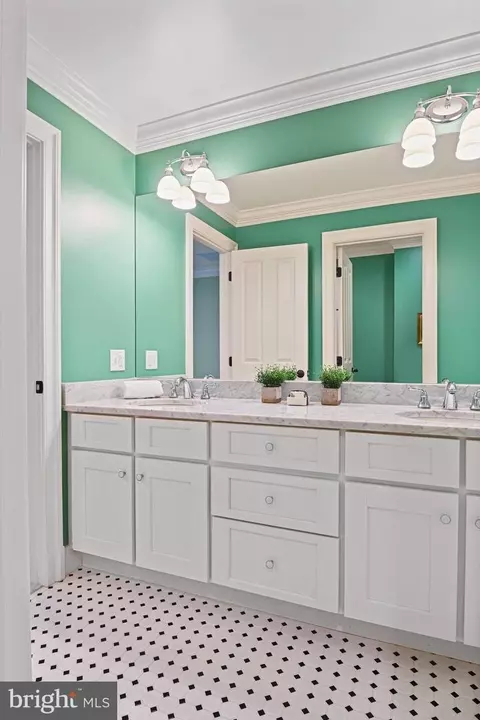 Bath - 6535 Fairlawn Dr, Mclean, VA 22101 photo 9 of 11