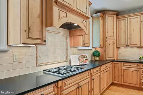 Kitchen - 6535 Fairlawn Dr, Mclean, VA 22101 photo 4 of 6