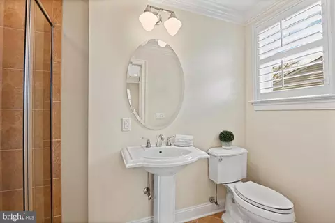 Bath - 6535 Fairlawn Dr, Mclean, VA 22101 photo 11 of 11