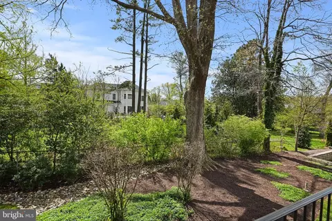 Exterior - 6535 Fairlawn Dr, Mclean, VA 22101 photo 5 of 6