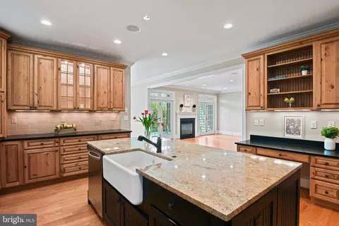 Kitchen - 6535 Fairlawn Dr, Mclean, VA 22101 photo 3 of 6