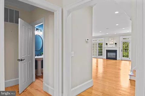 Entry Way - 6535 Fairlawn Dr, Mclean, VA 22101 photo 4 of 7