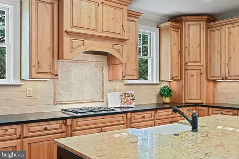 Kitchen - 6535 Fairlawn Dr, Mclean, VA 22101 photo 5 of 6