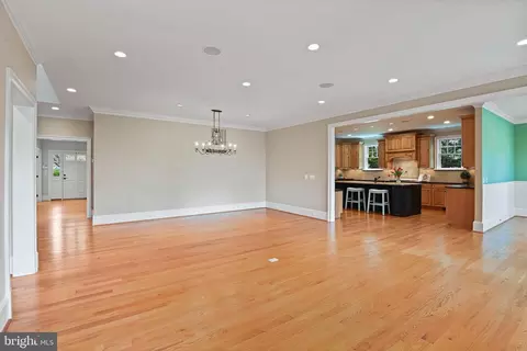 Living - 6535 Fairlawn Dr, Mclean, VA 22101 photo 2 of 6