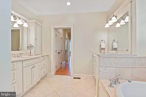 Bath - 6535 Fairlawn Dr, Mclean, VA 22101 photo 5 of 11
