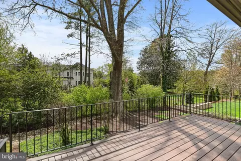 Exterior - 6535 Fairlawn Dr, Mclean, VA 22101 photo 3 of 6