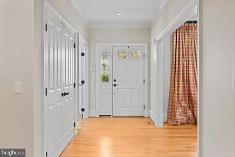 Entry Way - 6535 Fairlawn Dr, Mclean, VA 22101 photo 3 of 7