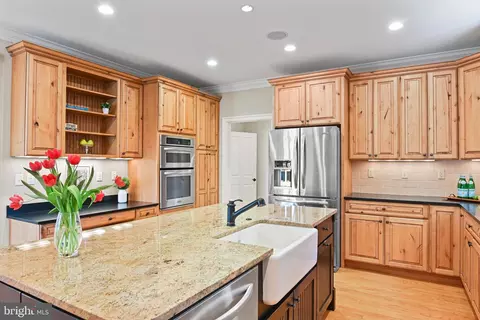 Kitchen - 6535 Fairlawn Dr, Mclean, VA 22101 photo 2 of 6