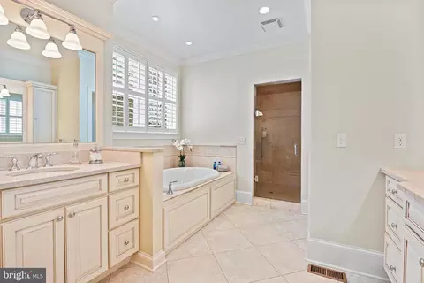 Bath - 6535 Fairlawn Dr, Mclean, VA 22101 photo 2 of 11
