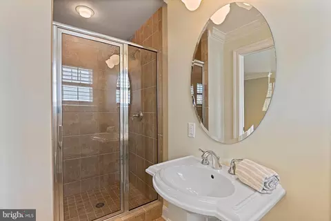 Bath - 6535 Fairlawn Dr, Mclean, VA 22101 photo 10 of 11