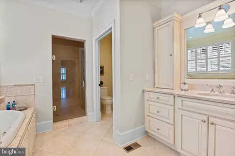 Bath - 6535 Fairlawn Dr, Mclean, VA 22101 photo 6 of 11