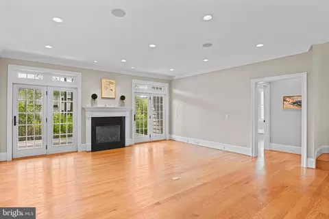 Living - 6535 Fairlawn Dr, Mclean, VA 22101 photo 4 of 6