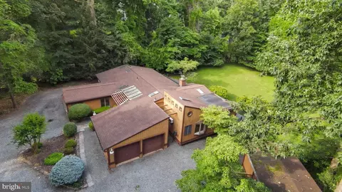 341 River Bend Rd, Great Falls, VA 22066