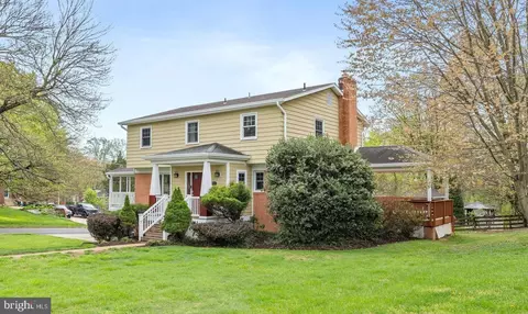 7301 Statecrest Dr, Annandale, VA 22003