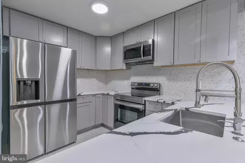 623 Center St #101, Herndon, VA 20170