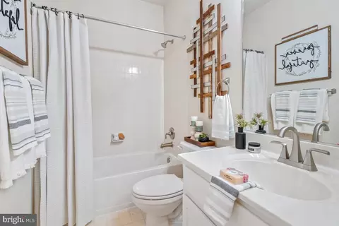 Bath - 4091 River Forth Dr, Fairfax, VA 22030 photo 2 of 2