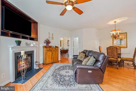 Living - 4091 River Forth Dr, Fairfax, VA 22030 photo 2 of 4