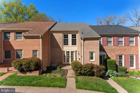 6628 Midhill Pl, Falls Church, VA 22043
