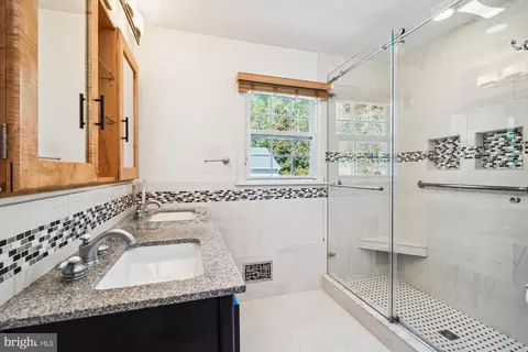 Bath - 8420 Reflection Ln, Vienna, VA 22182 photo 2 of 3