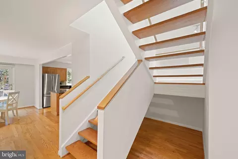 Entry Way - 1925 Upper Lake Dr, Reston, VA 20191 photo 2 of 5