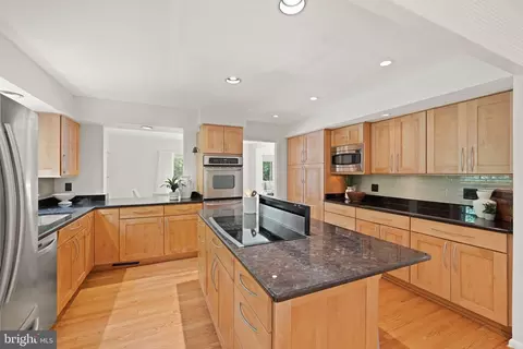 Kitchen - 1925 Upper Lake Dr, Reston, VA 20191 photo 3 of 4