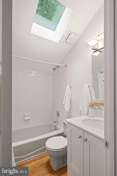 Bath - 1925 Upper Lake Dr, Reston, VA 20191 photo 5 of 7