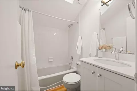 Bath - 1925 Upper Lake Dr, Reston, VA 20191 photo 4 of 7