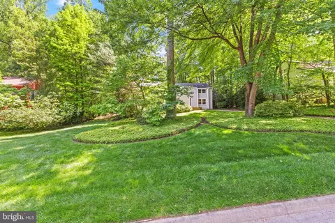 1925 Upper Lake Dr, Reston, VA 20191