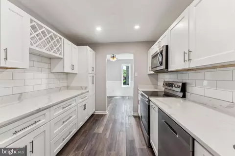 531 Florida Ave #102, Herndon, VA 20170