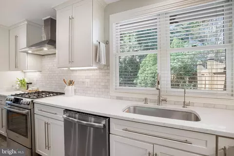Kitchen - 8511 Parliament Dr, Springfield, VA 22151 photo 4 of 5
