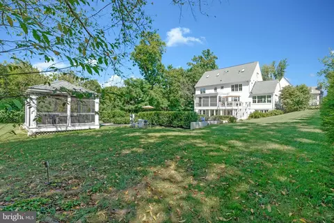 Exterior - 7315 Westerly Ln, Mclean, VA 22101 photo 17 of 25