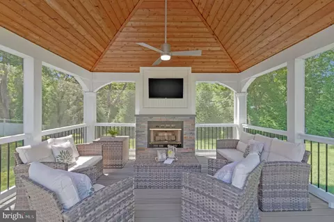 Exterior - 7315 Westerly Ln, Mclean, VA 22101 photo 10 of 25