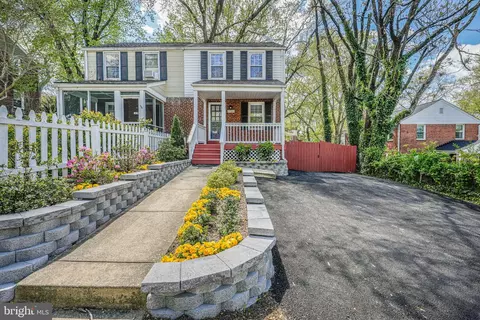 2705 Farmington Dr, Alexandria, VA 22303