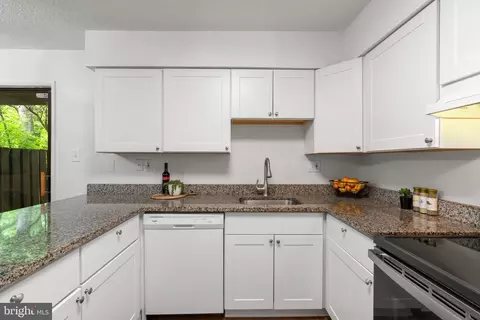 12126 Captiva Ct, Reston, VA 20191 photo 13