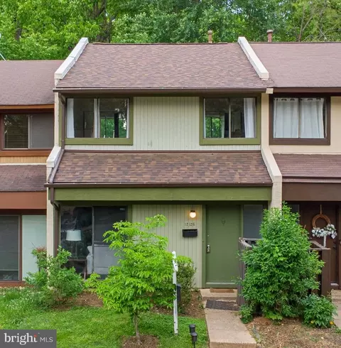 12126 Captiva Ct, Reston, VA 20191 photo 2