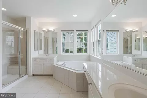 Bath - 8649 Hillside Manor Dr, Springfield, VA 22152 photo 4 of 6