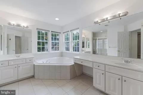 Bath - 8649 Hillside Manor Dr, Springfield, VA 22152 photo 3 of 6