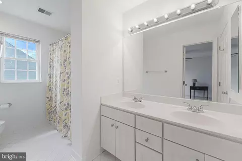 Bath - 8649 Hillside Manor Dr, Springfield, VA 22152 photo 1 of 6