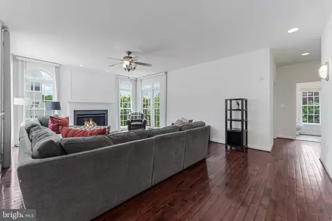 Living - 8649 Hillside Manor Dr, Springfield, VA 22152 photo 2 of 7