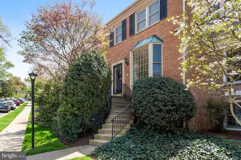Exterior - 6737 Baron Rd, Mclean, VA 22101 photo 2 of 6