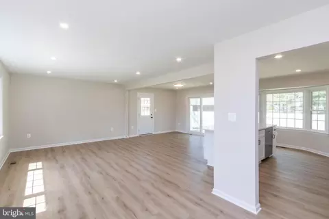 Living - 7907 Marysia Ct, Springfield, VA 22153 photo 4 of 6