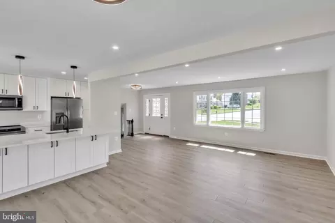 Living - 7907 Marysia Ct, Springfield, VA 22153 photo 2 of 6