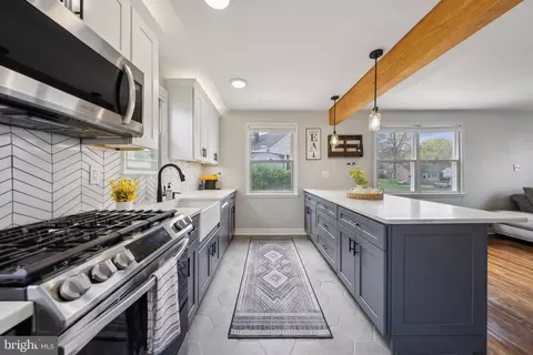 6935 Regent Ln, Falls Church, VA 22042